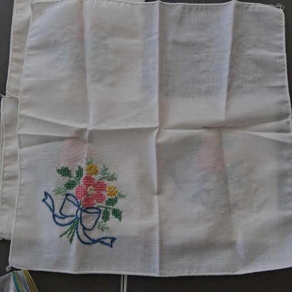 EMBROIDERED FLOWER CLOTH NAPKINS (SET OF 4) - Picture 4 of 4